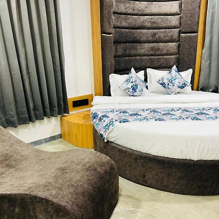 Hotel M Grand Ahmedabad Eksteriør bilde