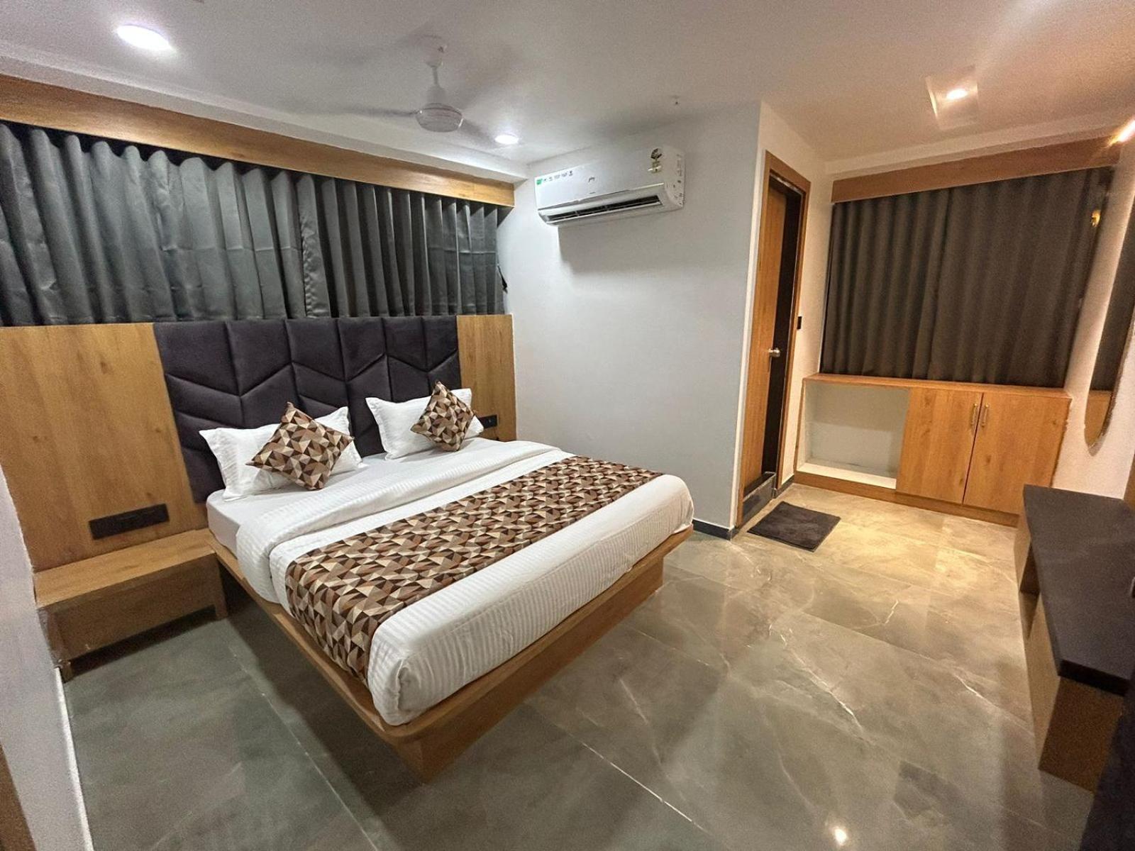 Hotel M Grand Ahmedabad Eksteriør bilde